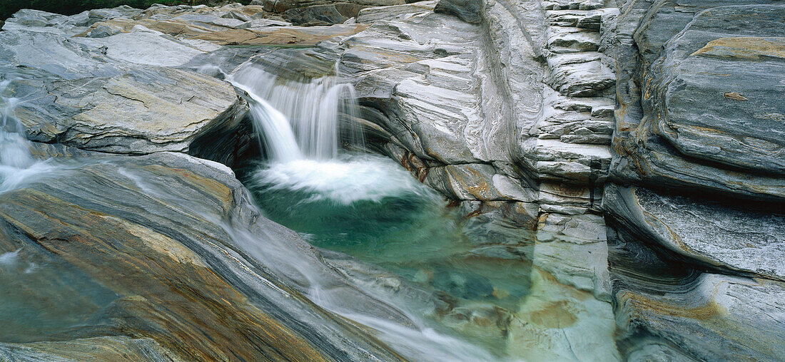 Fluss mit Wasserfall bei Lavertezzo, Val Verzasca, Tessin, Schweiz