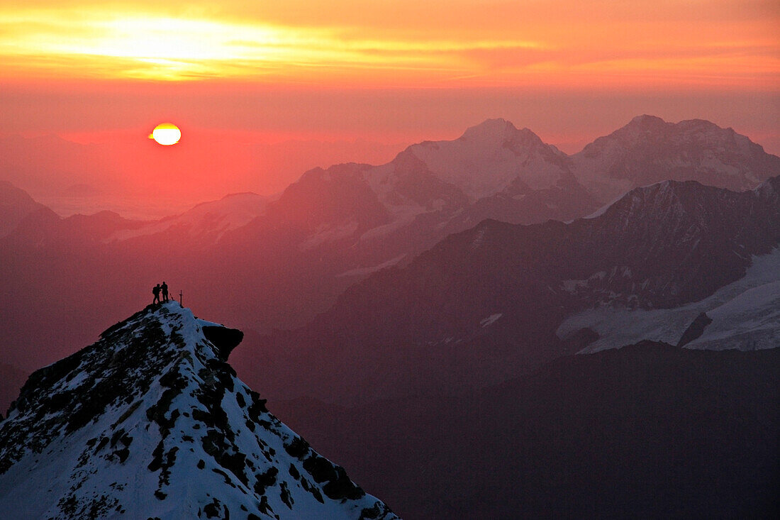 Zwei Bergsteiger bei Sonnenaufgang auf dem Nebengipfel des Bishorns. 4000er, 4135 Meter, Bishorn, Wallis, Schweiz, Alpen