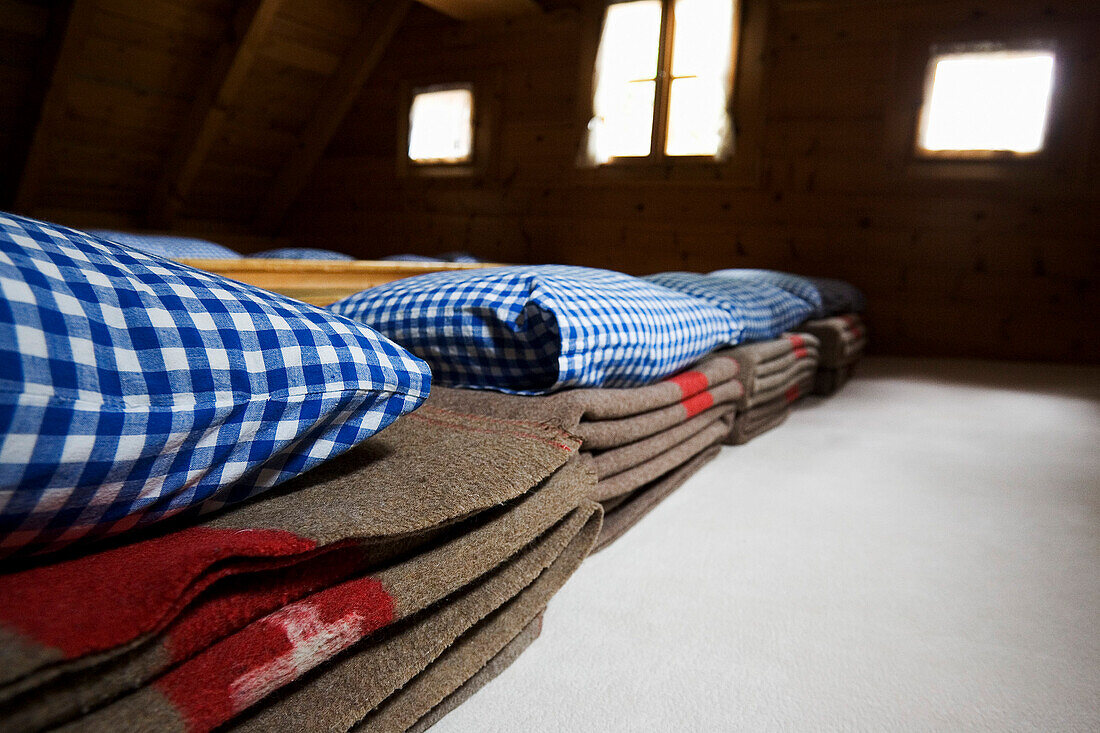 Wolldecken in einem Massenlager. Cluozza Hütte, Val Cluozza, Schweizer Nationalpark, Engadin, Graubünden, Graubuenden, Alpen