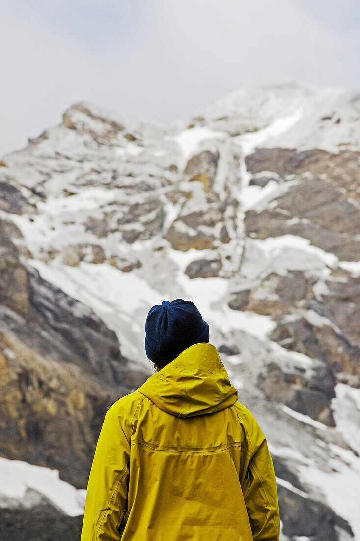 Frau betrachtet Felswand und aufkommendes schlechtes Wetter, Piz Quattervals, Valetta, Schweizer Nationalpark, Engadin, Graubuenden, Graubünden, Schweiz, Alpen