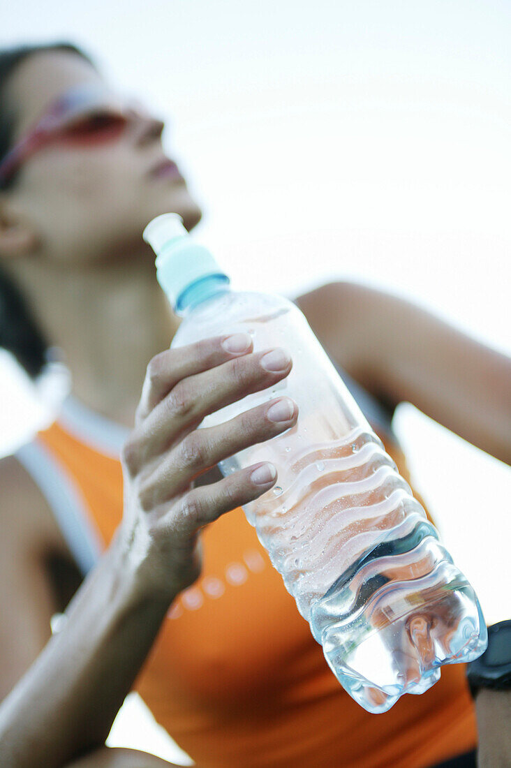 Junge Frau mit Wasserflasche