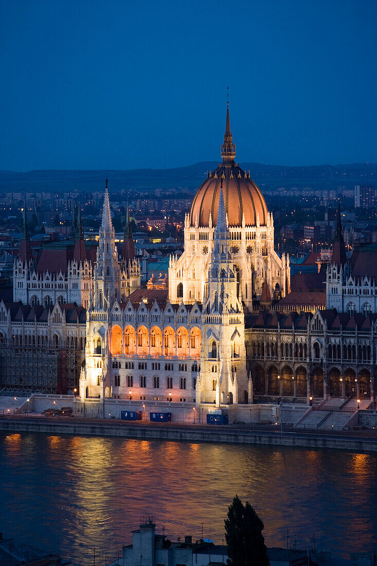 Blick über die Donau zum Parlamentsgebäude bei Nacht, Budapest, Ungarn