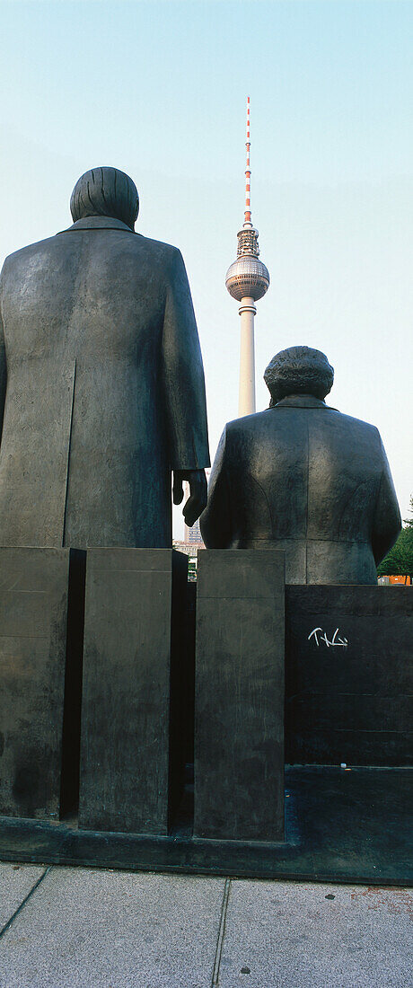Skulptur und Fernsehturm am Alexanderplatz, Berlin, Deutschland