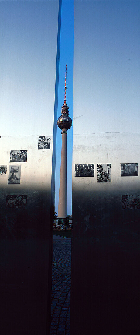 Moderne Skulptur und Fernsehturm am Alexanderplatz, Berlin, Deutschland
