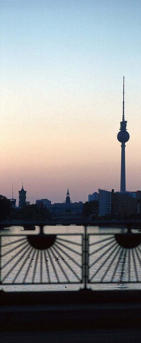 Blick von der Oberbaumbrücke auf rotes Rathaus und Fernsehturm am Alexanderplatz, Berlin, Deutschland