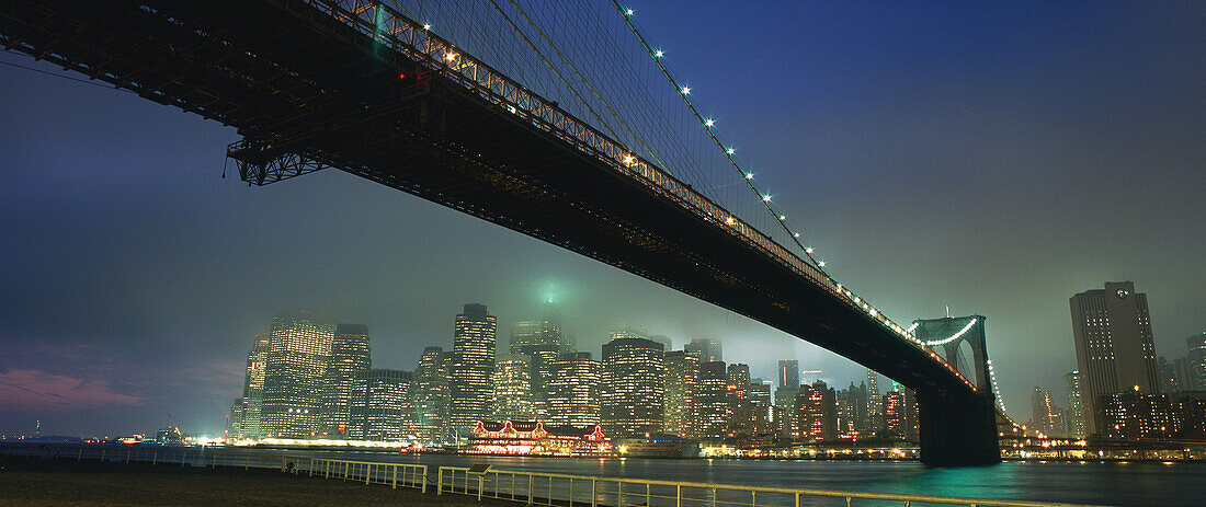 Skyline von Downtown Manhattan bei Nacht, New York, USA