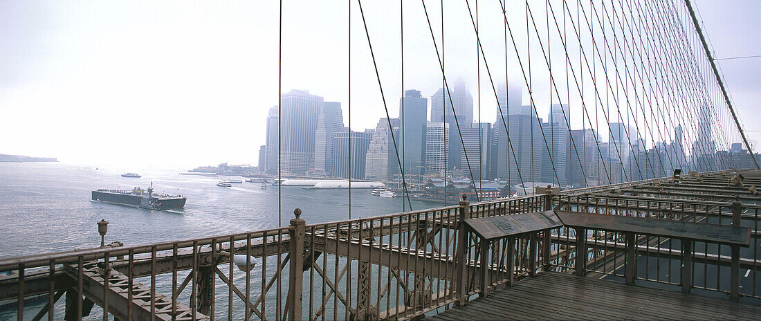 Brooklyn Bridge und Skyline von Downtown Manhattan, New York, USA