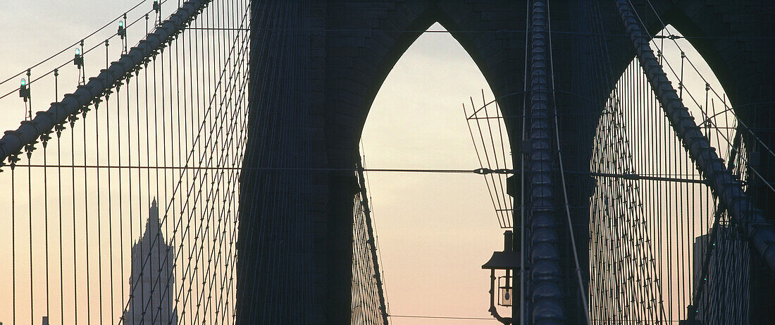Brooklyn Bridge mit Woolworth Building, New York, USA