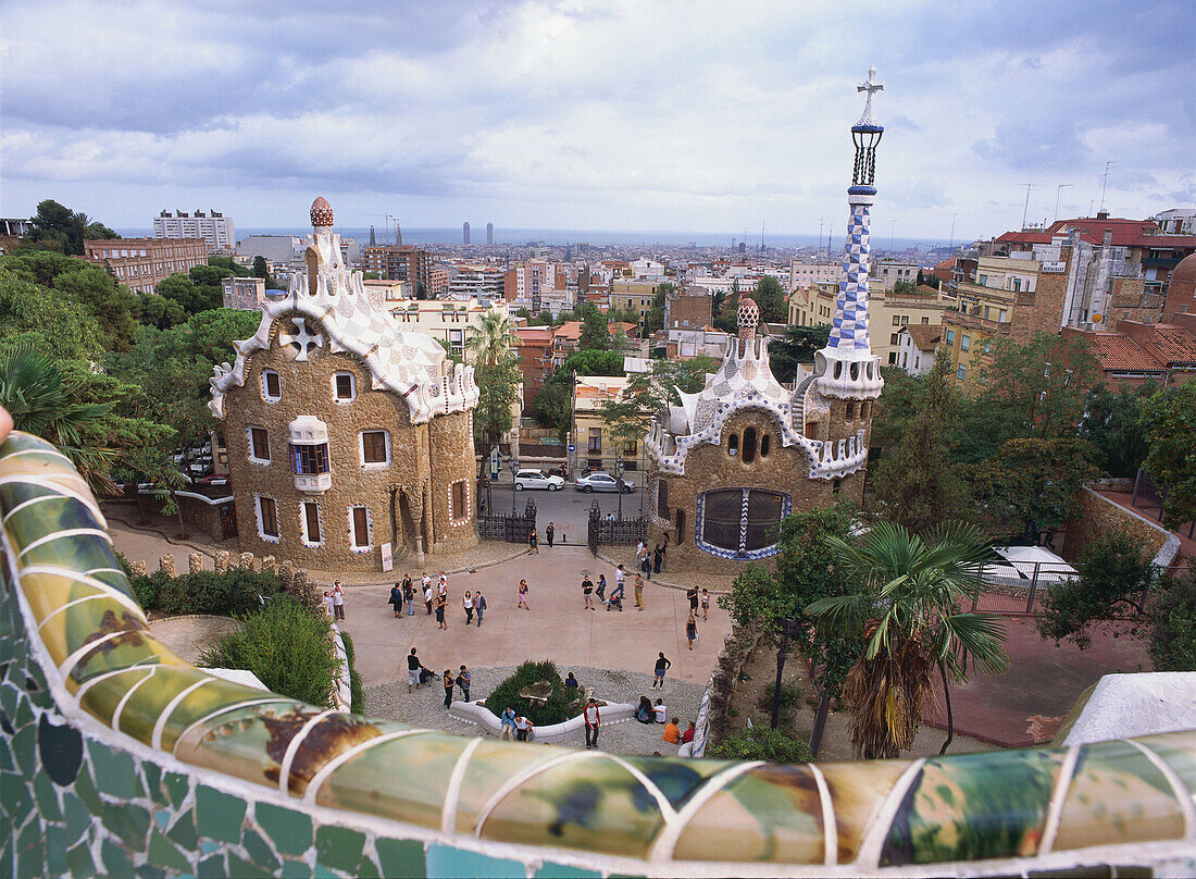 Park Güell mit Torre de generacio helicoidal rechts, , Antoni Gaudi, Barcelona, Spanien