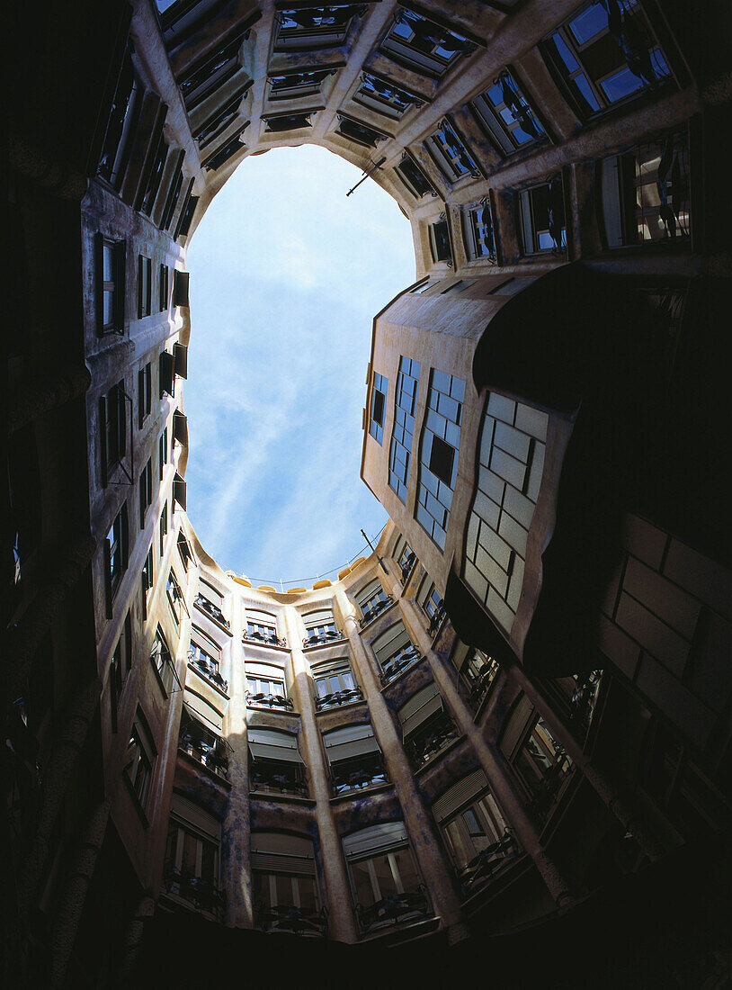 Innenhof der Casa Mila La Pedrera, Antoni Gaudi, Barcelona, Spanien