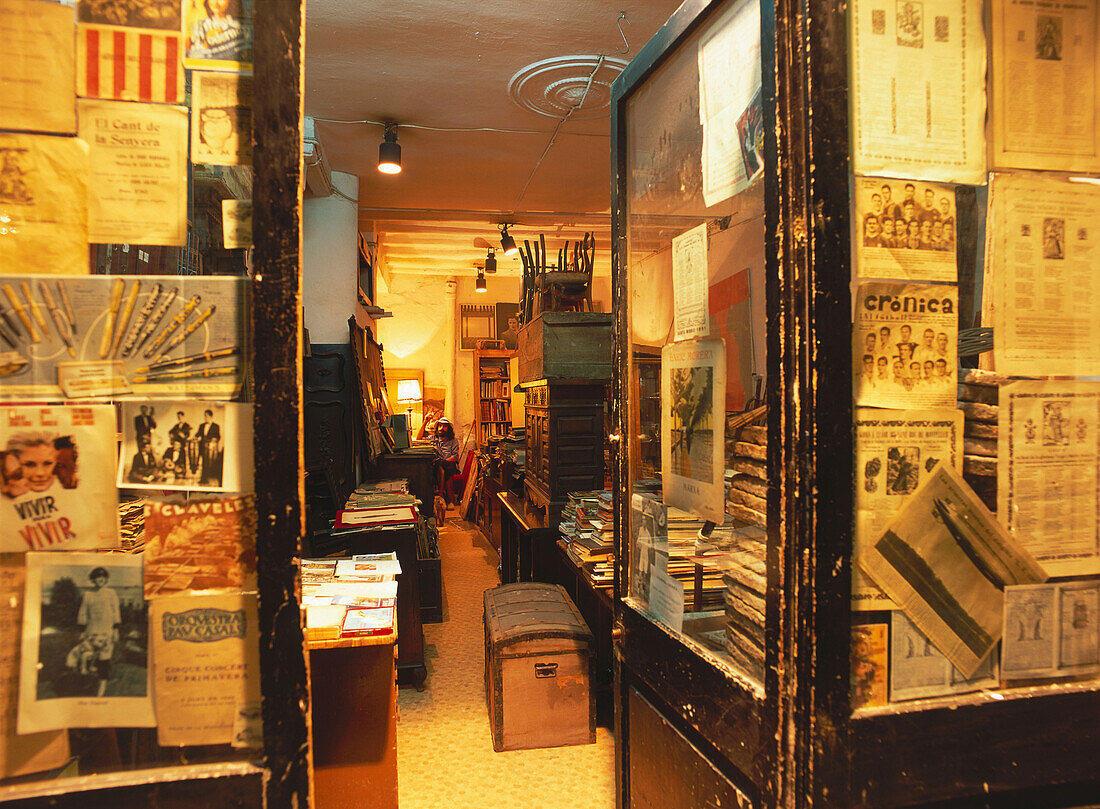 Bookshop in old city, gothic quarter, Barcelona, Spain