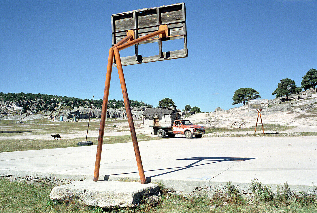 Verlassenes Basketballfeld, San Ignacio de Arareko, Creel, Chihuahua, Mexiko