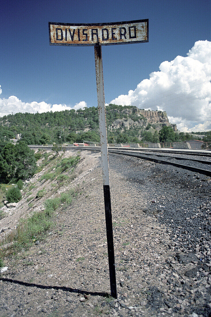 Schild und Gleise unter blauem Himmel, Copper Canyon, Divisadero, Chihuahua, Mexiko, Amerika