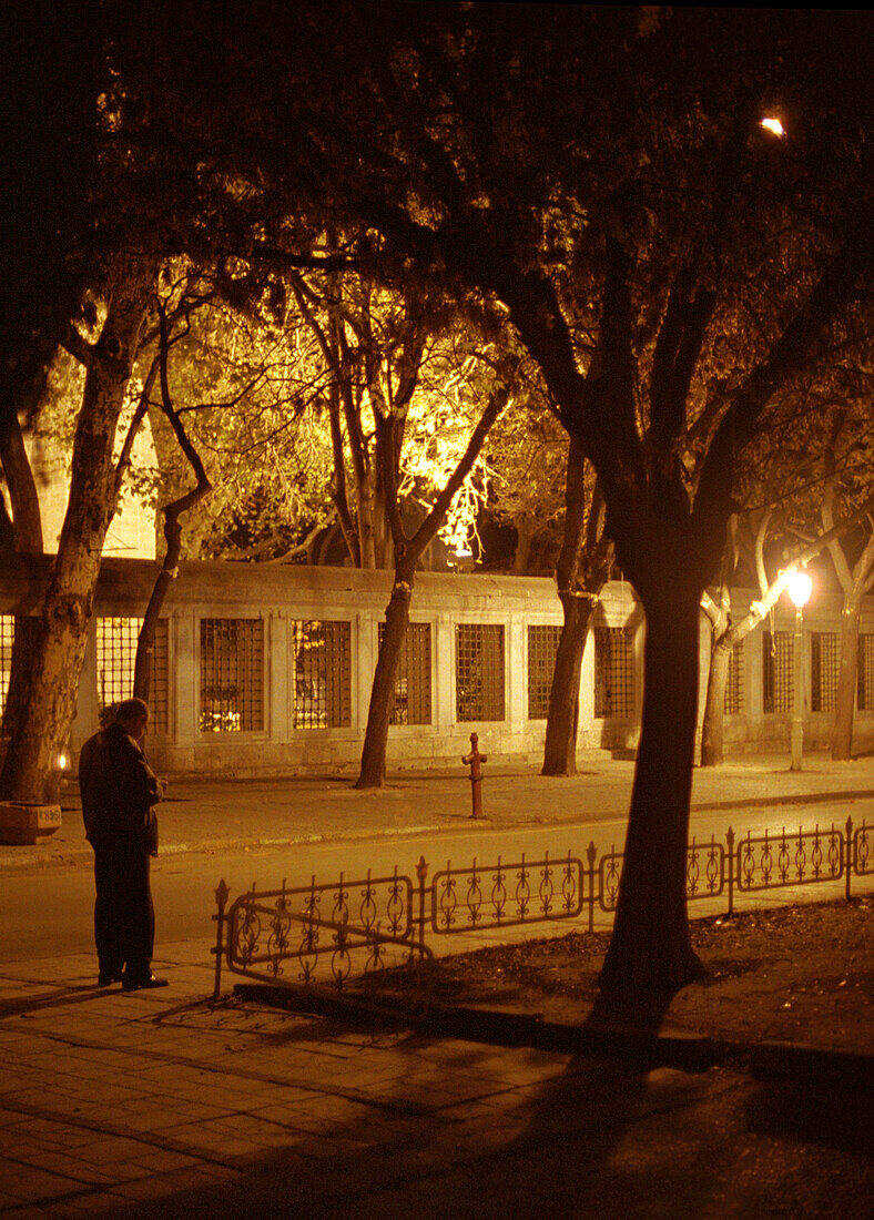 Nicht erkennbare Person auf dem Gelände des Topkapi Palastes bei Nacht, Istanbul, Türkei