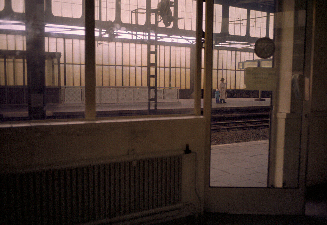 Hauptbahnhof, Blick aus einem Wartehäuschen auf den gegenüberliegenden Bahnsteig, Duisburg, Nordrhein-Westfalen, Deutschland