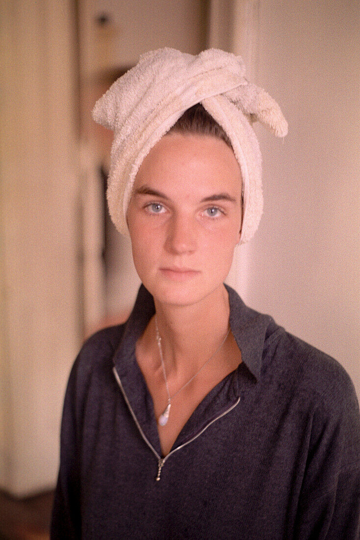 Junge Frau trägt ein Handtuch auf dem Kopf, Berlin, Deutschland