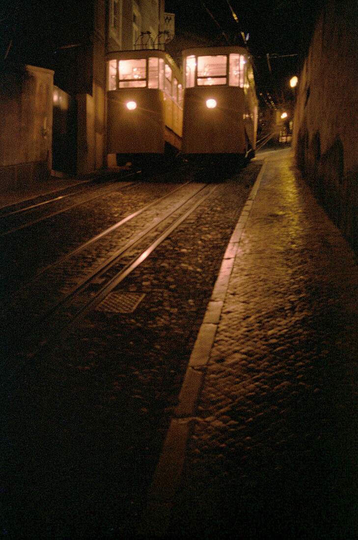 Straßenbahn bei Nacht, Lissabon, Portugal