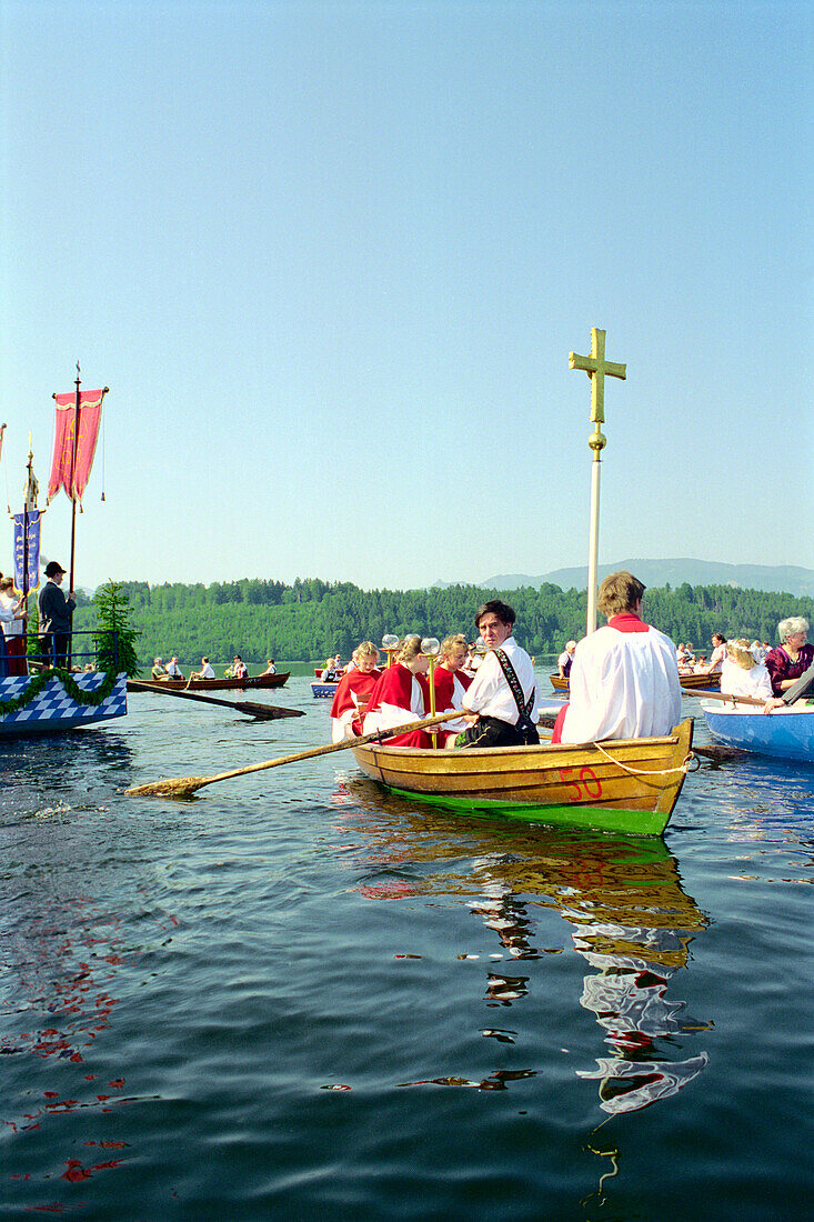 Menschen rudern während einer Prozession über den Staffelsee, Murnau, Bayern, Deutschland