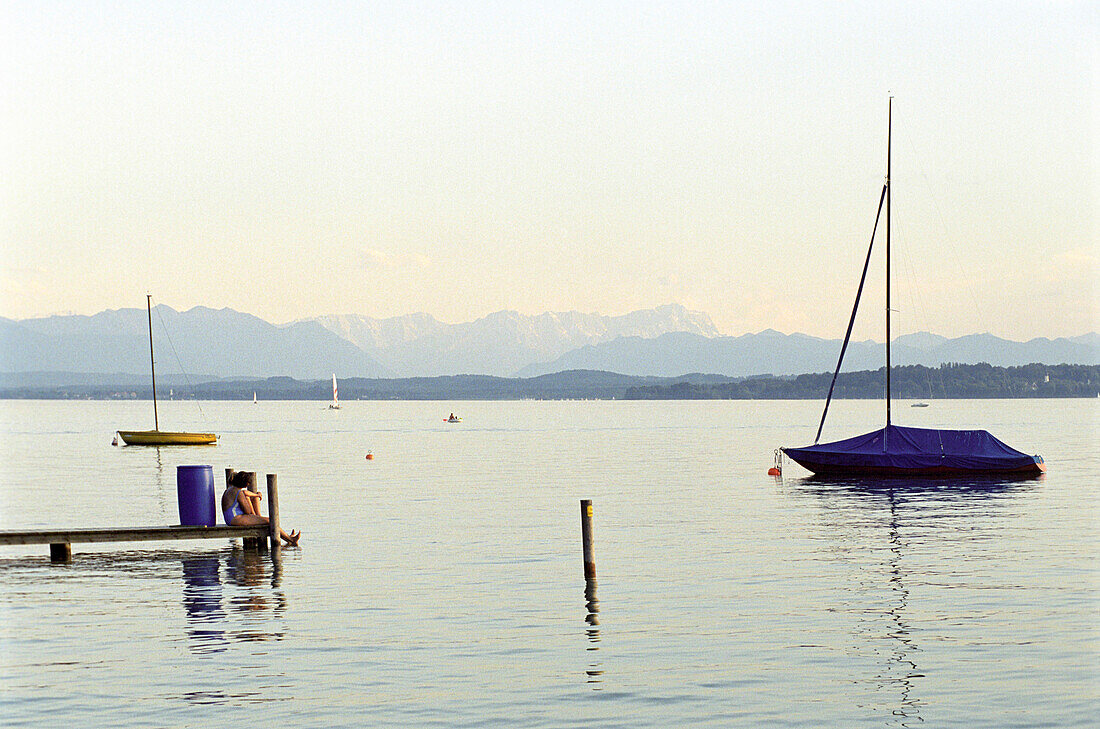 Familie auf Steg am Starnberger See, Bayern, Deutschland