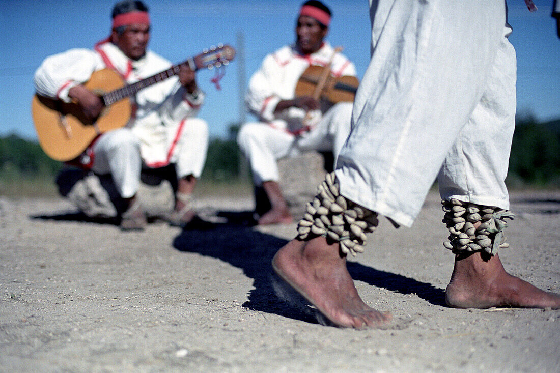 Tänzer und Musiker im Sonnenlicht, Divisadero, Creel, Chihuahua, Mexiko, Amerika