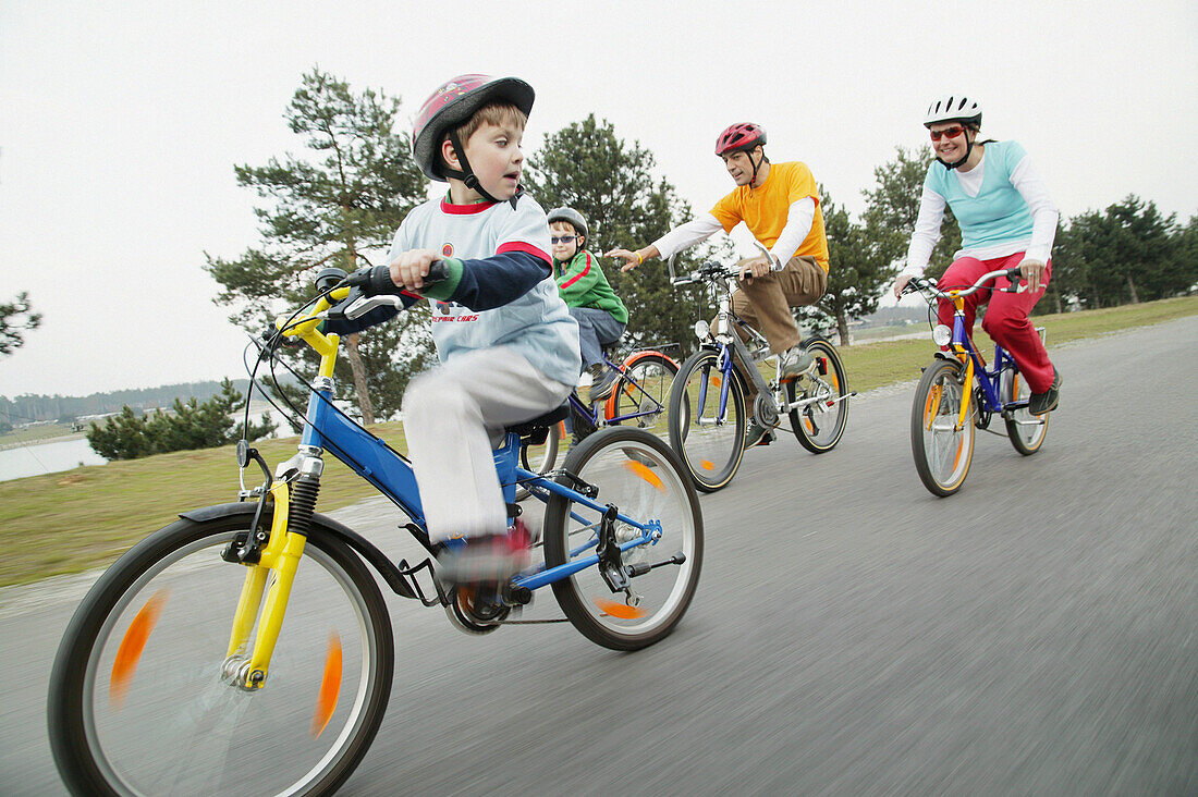 Familie beim Fahrradfahren