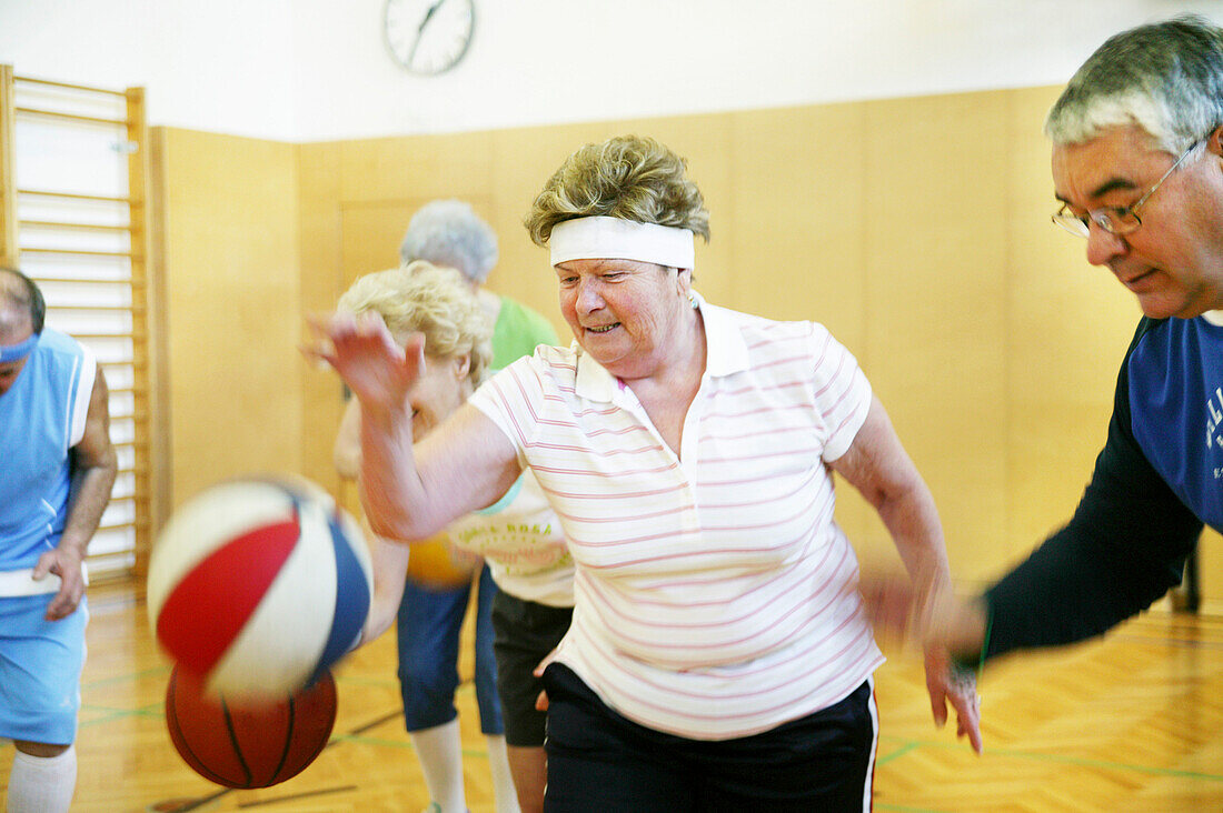 Ältere Menschen beim Basketball