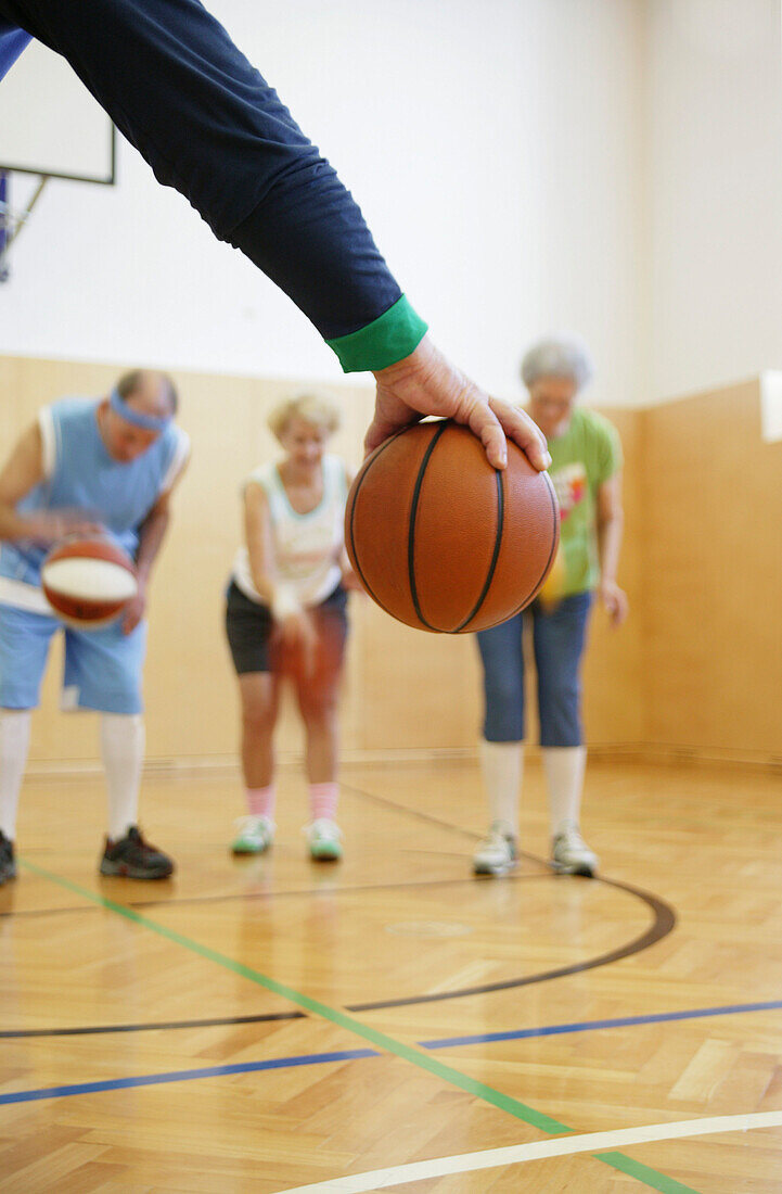 Ältere Menschen beim Basketball