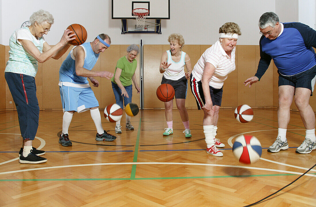 Ältere Menschen beim Basketball