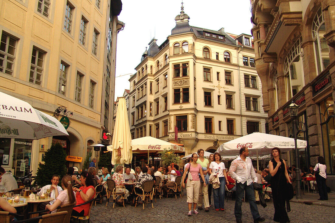 Menschen in Strassencafes im Barfußgäßchen an einem Sommerabend, Leipzig, Sachsen, Deutschland, Europa