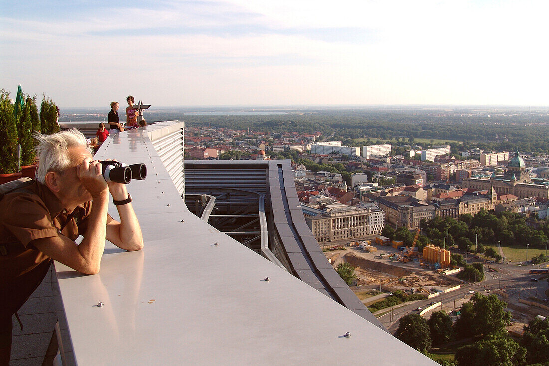 Menschen auf der Aussichtsplattform auf dem City Hochhaus, Leipzig, Sachsen, Deutschland, Europa