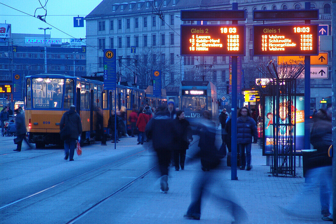 Menschen an der Straßenbahnhaltestelle vor dem Hauptbahnhof am Abend, Leipzig, Sachsen, Deutschland, Europa