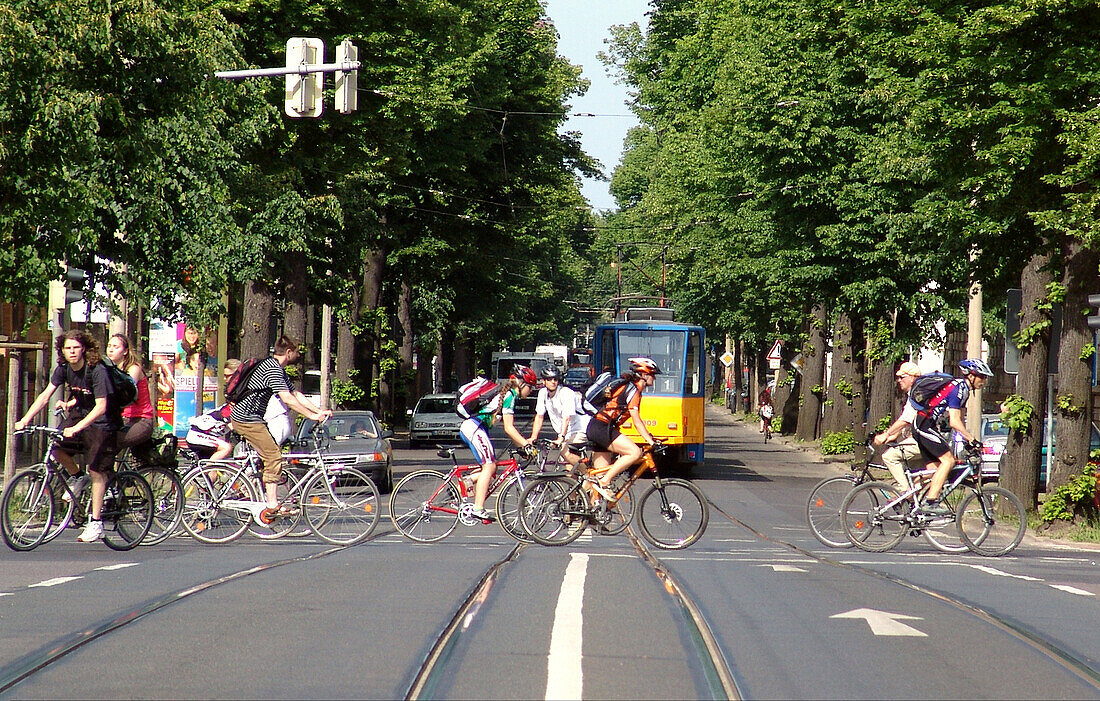 Radfahrer auf einer Strasse im Zentrum Süd, Leipzig, Sachsen, Deutschland, Europa
