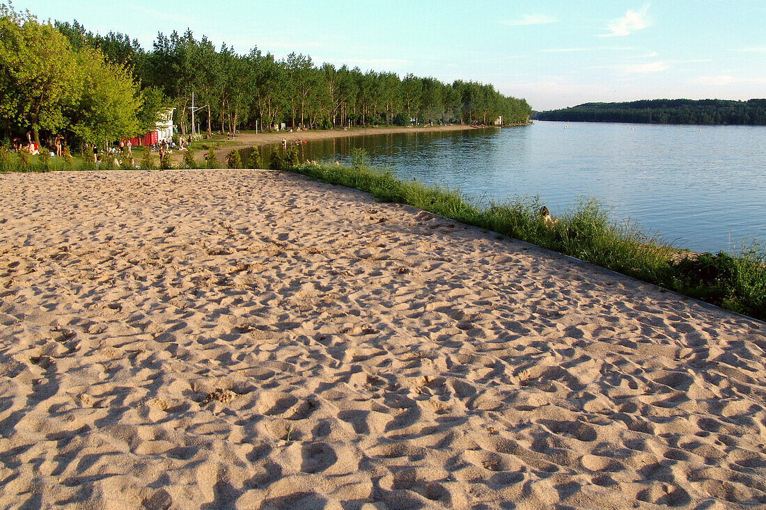 Strand am Kulkwitzer See im Sonnenlicht, Leipzig, Sachsen, Deutschland, Europa