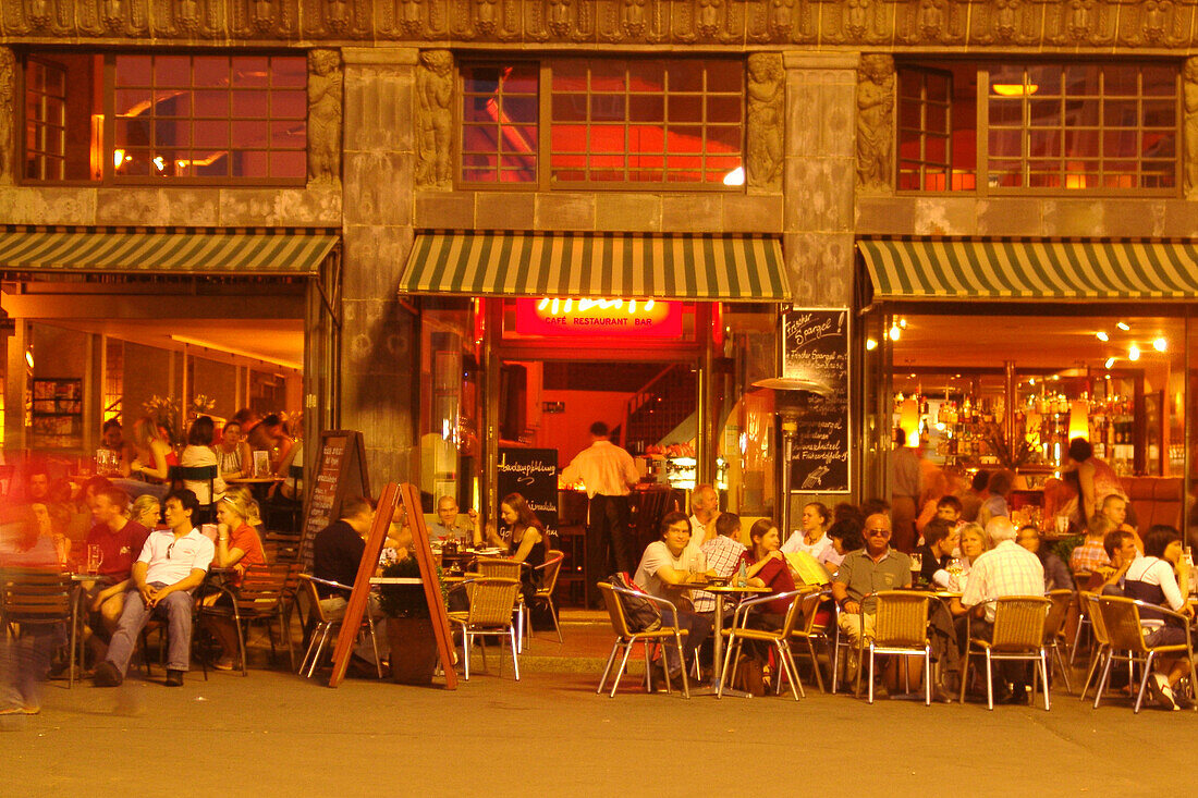 Leipzig, sachsen, deutschland, gäste in einer bar am marktplatz