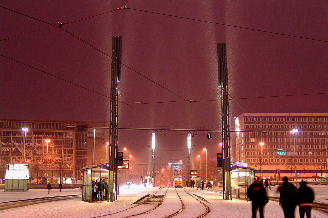 Leipzig, sachsen, deutschland, verschneite straßenbahngleise auf dem augustusplatz