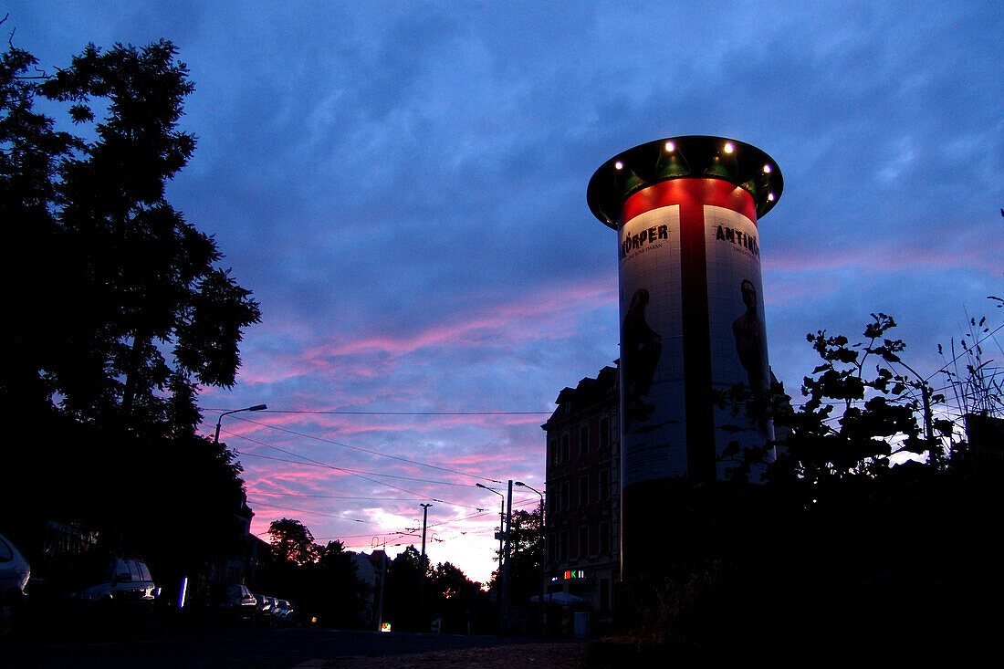 Litfaßsäule unter Wolkenhimmel am Abend, Stadtteil Connewitz, Leipzig, Sachsen, Deutschland, Europa