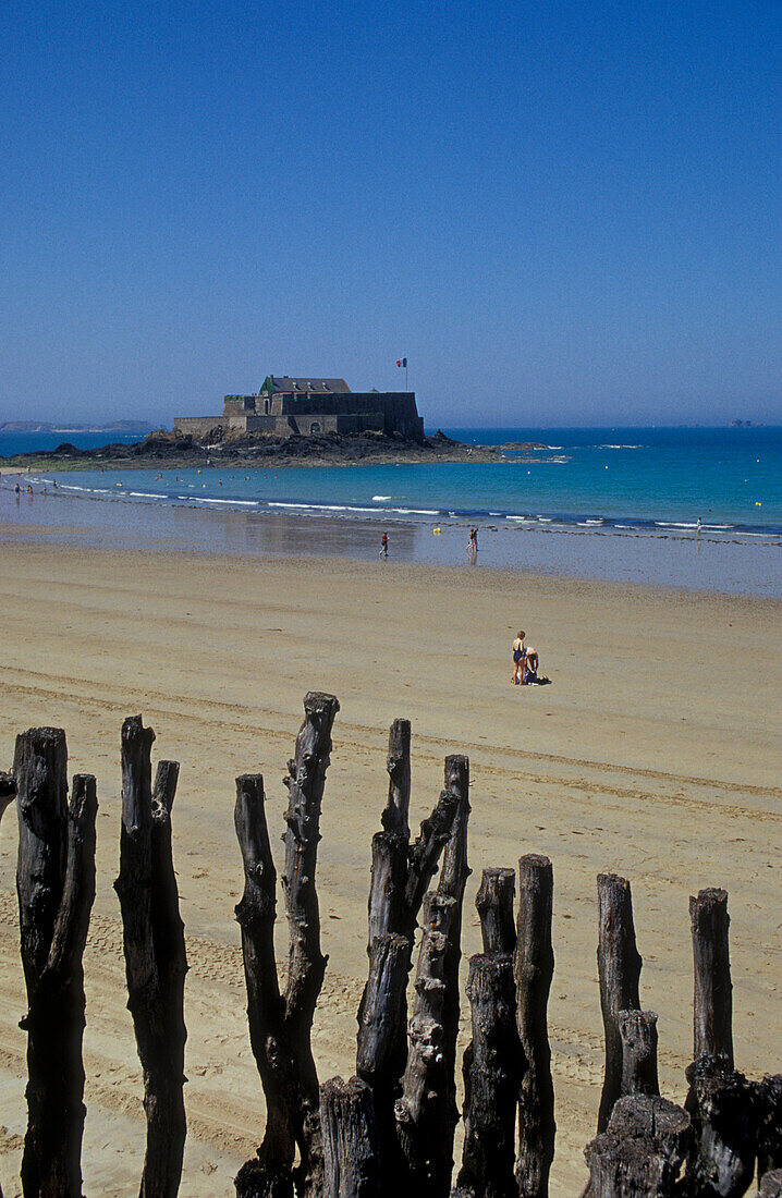 Beach life, St.Malo, Brittany, France, Europe