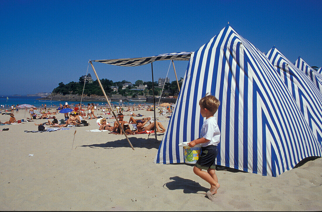 Junge am Strand, Dinard, Bretagne, Frankreich, Europa