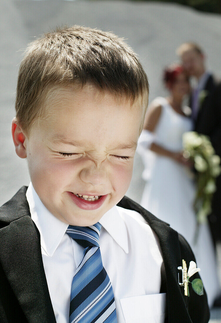 Junge mit Hochzeitspaar