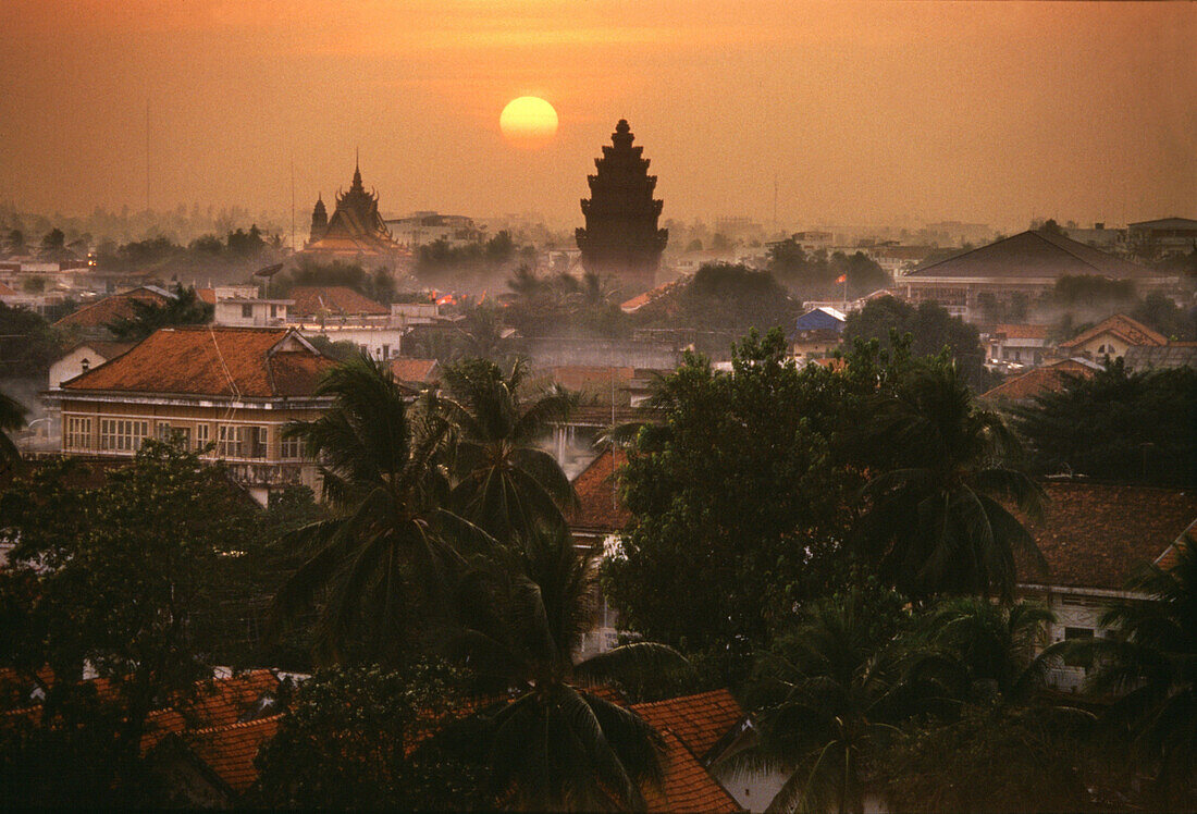 Phnom Penh at sunset with Independence Monument, Phnom Penh, Cambodia