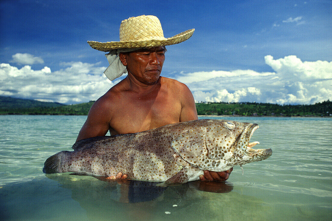 Stolzer Fischer mit großem Fang, Bohol Island, Visayas, Philippinen
