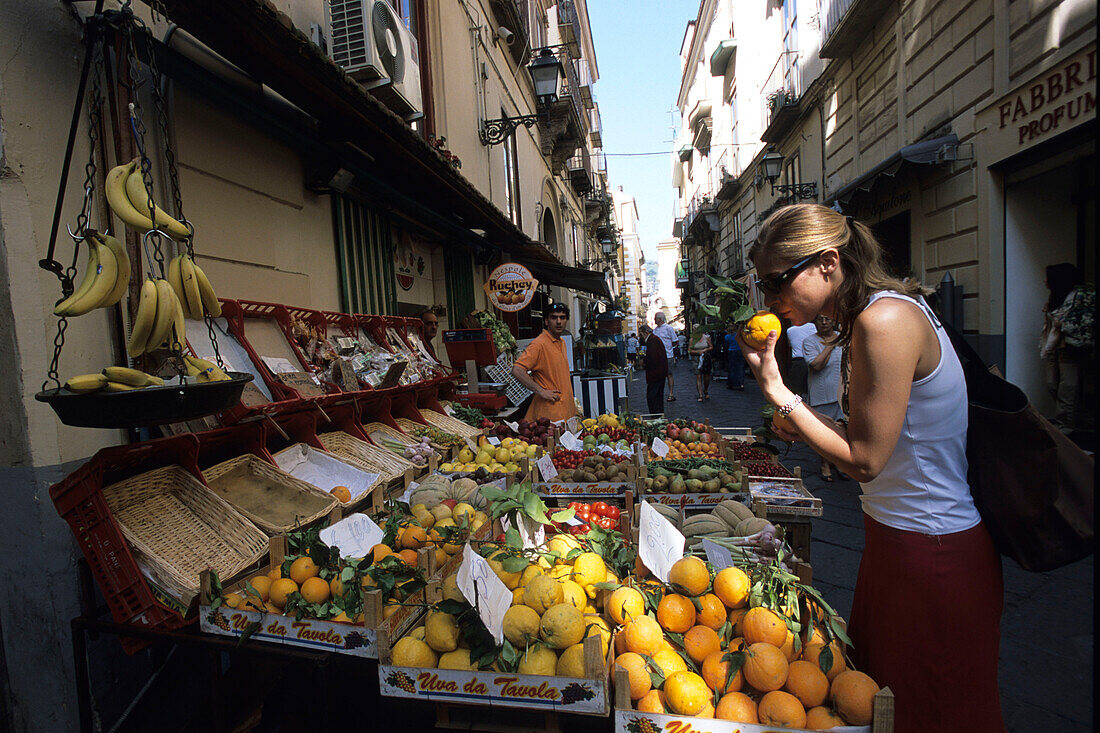 Frau kauft Zitronen, Sorrento, Kampanien, Italien