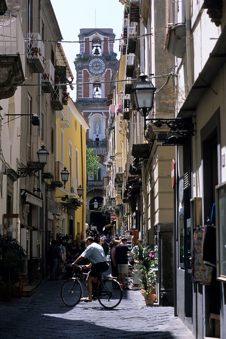 Radfahrer in alter Gasse, Sorrento, Kampanien, Italien