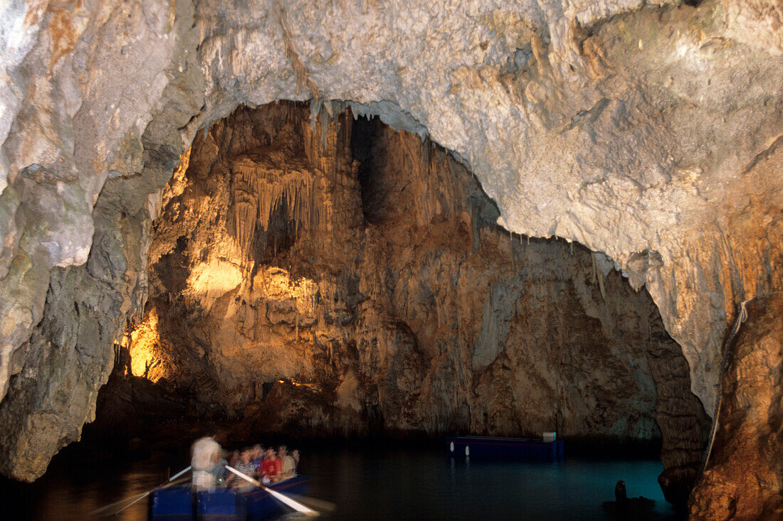 Paddeln in der Emerald Grotte, bei Amalfi, Kampanien, Italien