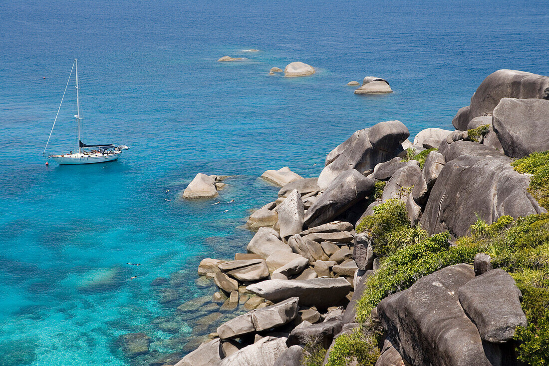 Segelyacht vor Ko Similan, Similan Marine National Park, Thailand