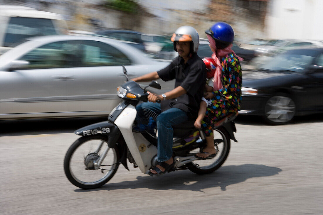 Paar mit Kind auf Motorroller, George Town, Penang, Malaysia, Asien