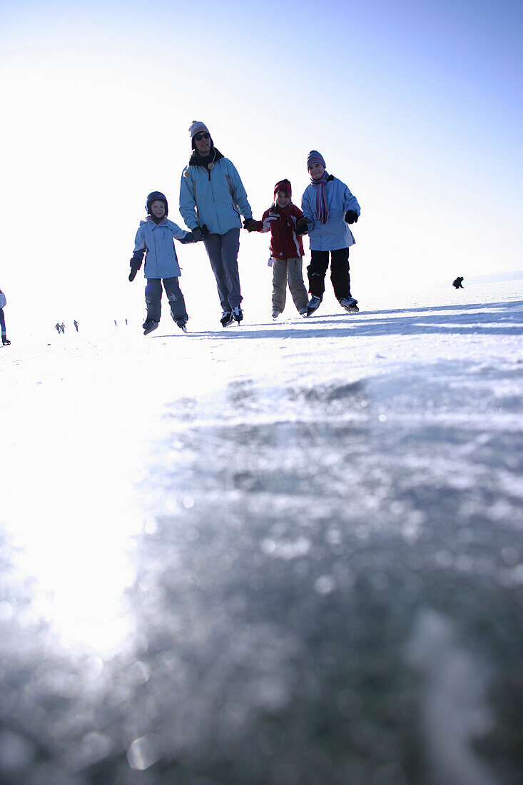 Familie beim Schlittschuhlaufen, Ambach, Starnberger See, Bayern, Deutschland