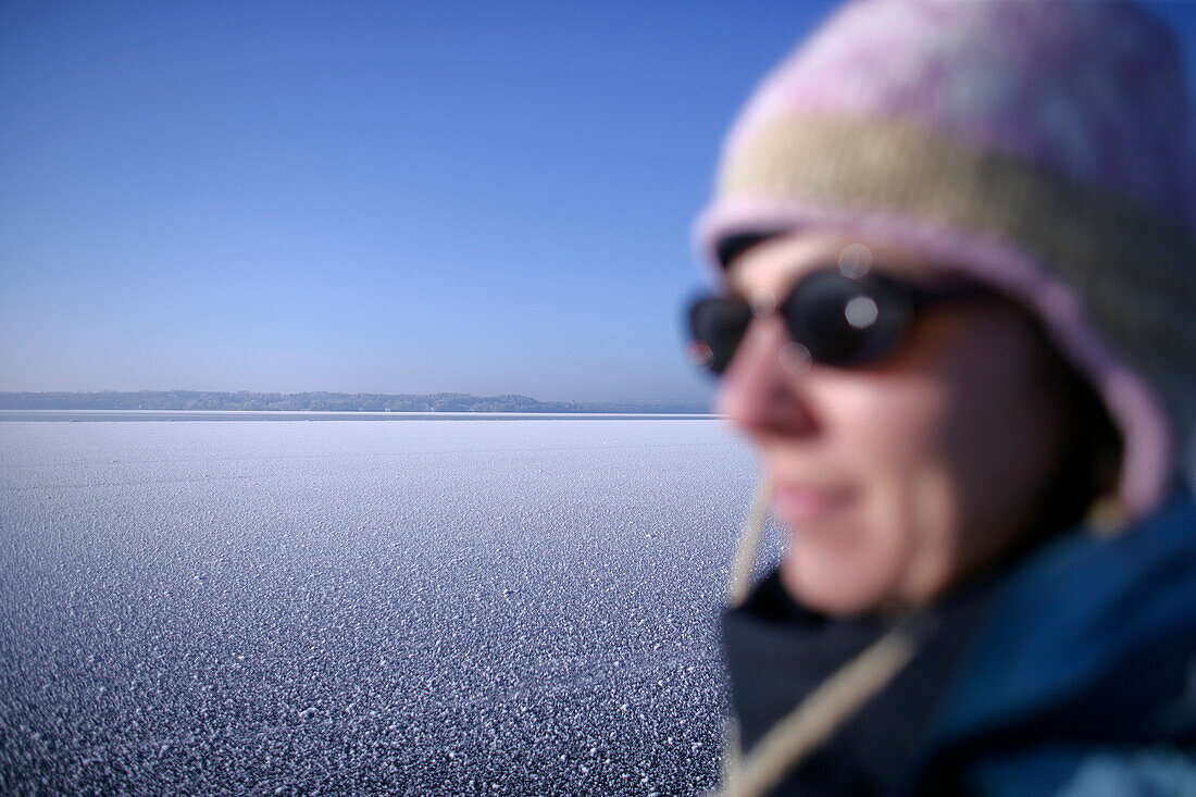 Frau in Winterlandschaft, Ambach, Starnberger See, Bayern, Deutschland