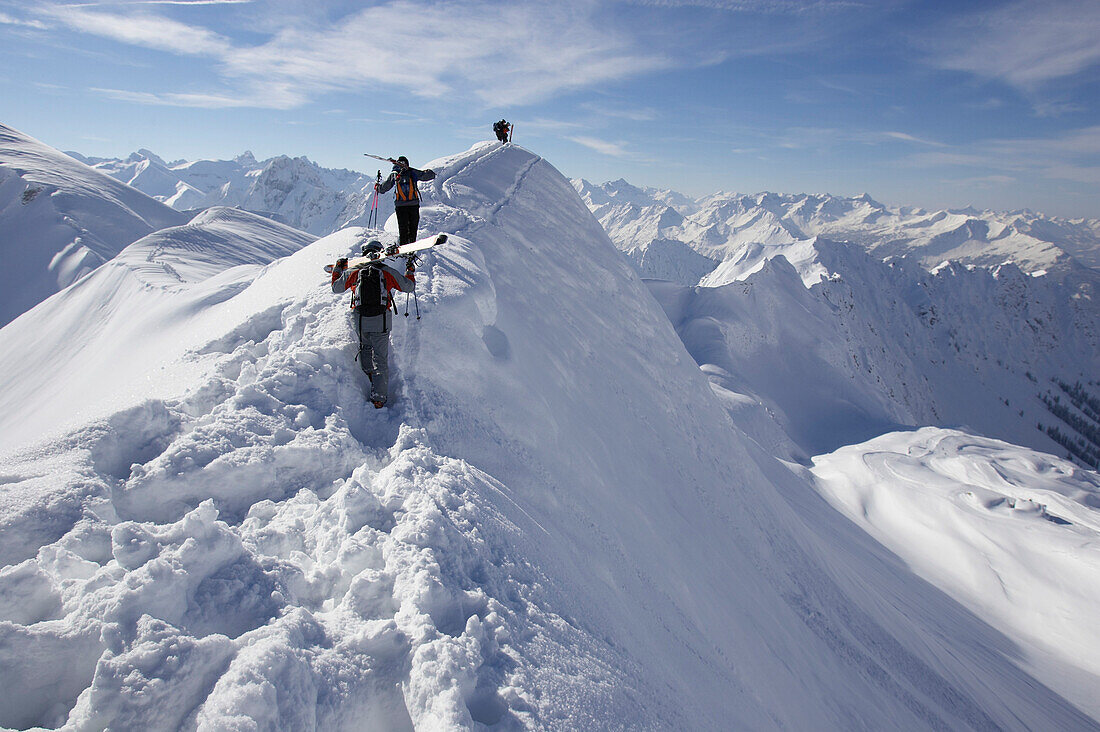 Skifahrer gehen am Grat, Nebelhorn, Oberstdorf, Deutschland