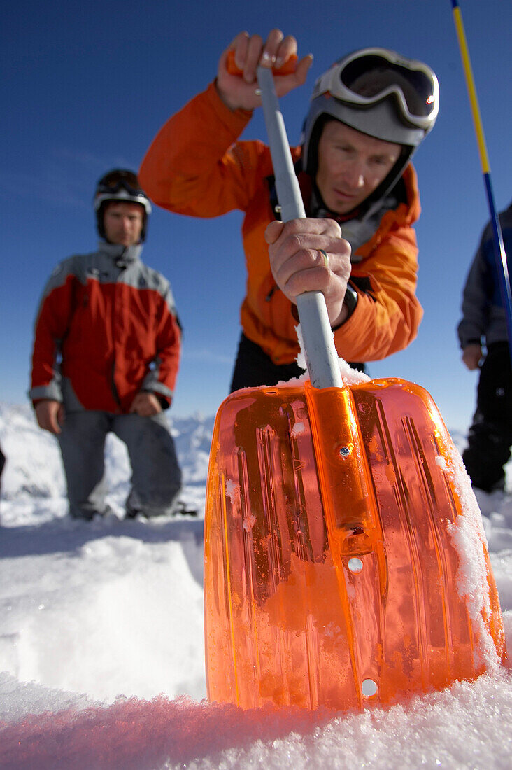 Skifahrer mit Lawinenschaufel, Nebelhorn, Oberstdorf, Deutschland